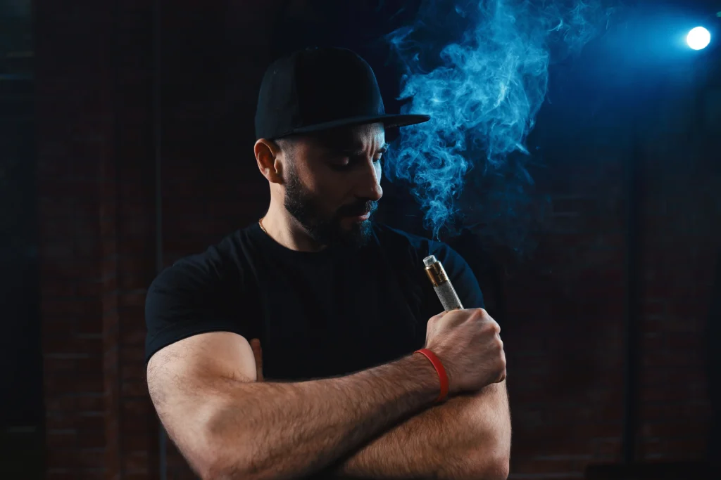 Un homme qui fume une cigarette électronique