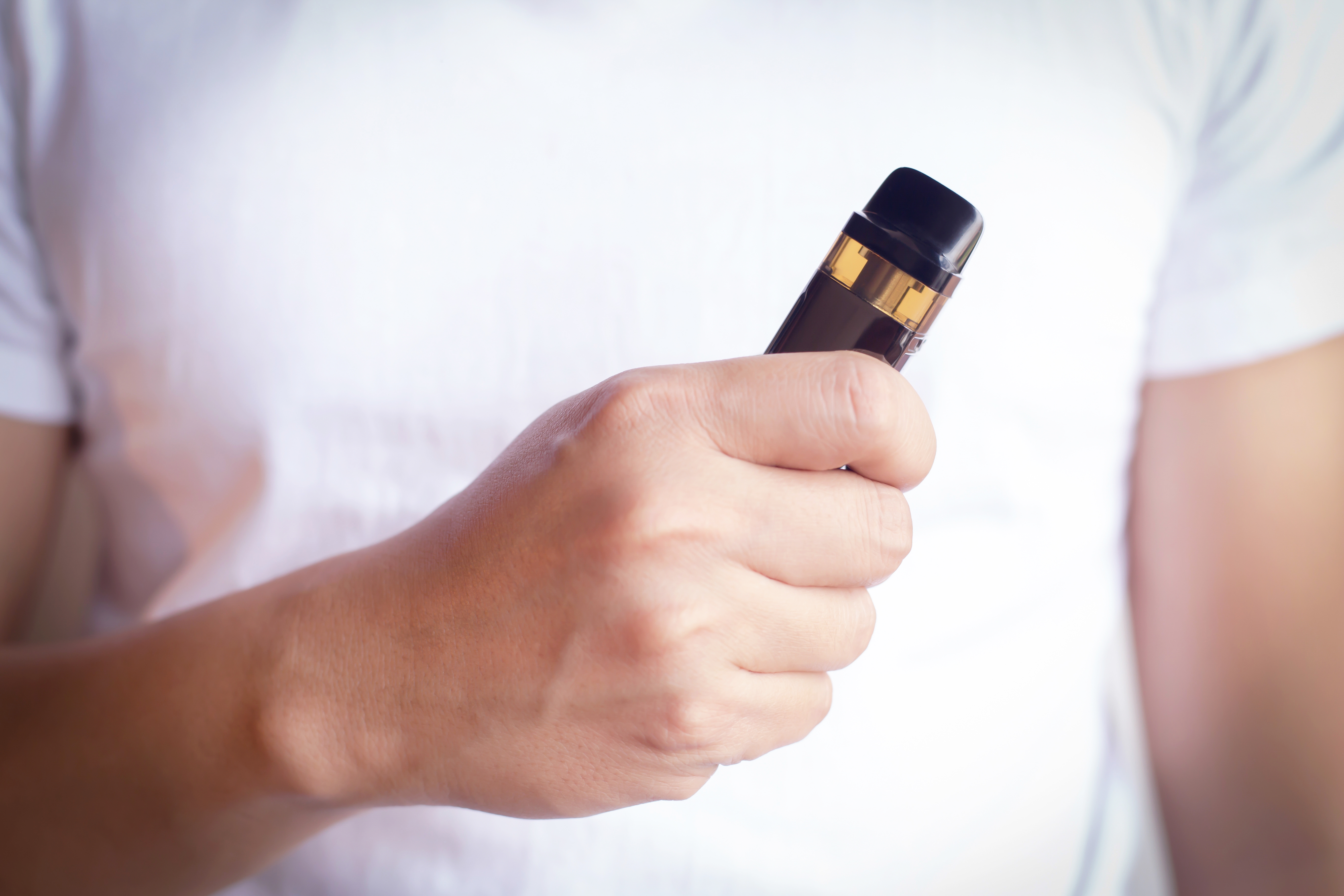 Personne portant une cigarette électronique